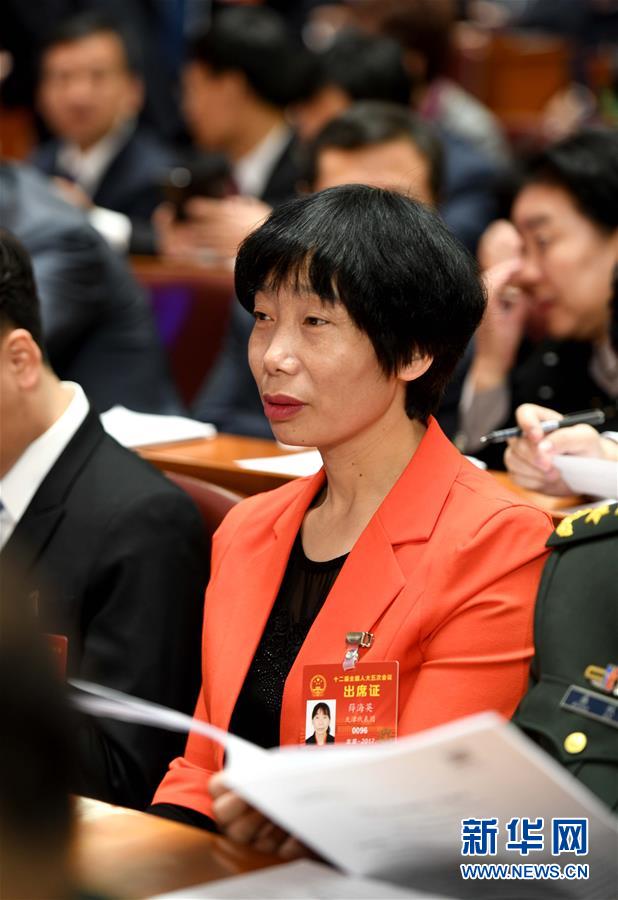 (兩會·履職影像記)(1)薛海英代表:關注農民工權益和城市環(huán)境