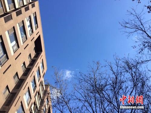2017年12月7日，北京空氣質(zhì)量較好，圖為北京豐臺(tái)區(qū)某小區(qū)拍到的藍(lán)天。<a target='_blank'  >中新網(wǎng)</a> 邱宇 攝