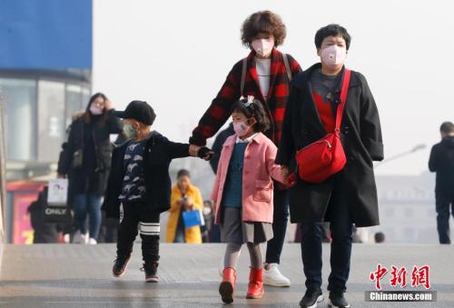 2016年12月19日，北京被霧霾籠罩，民眾戴防霧霾口罩出行。 <a target='_blank' >中新社</a>記者 杜洋 攝