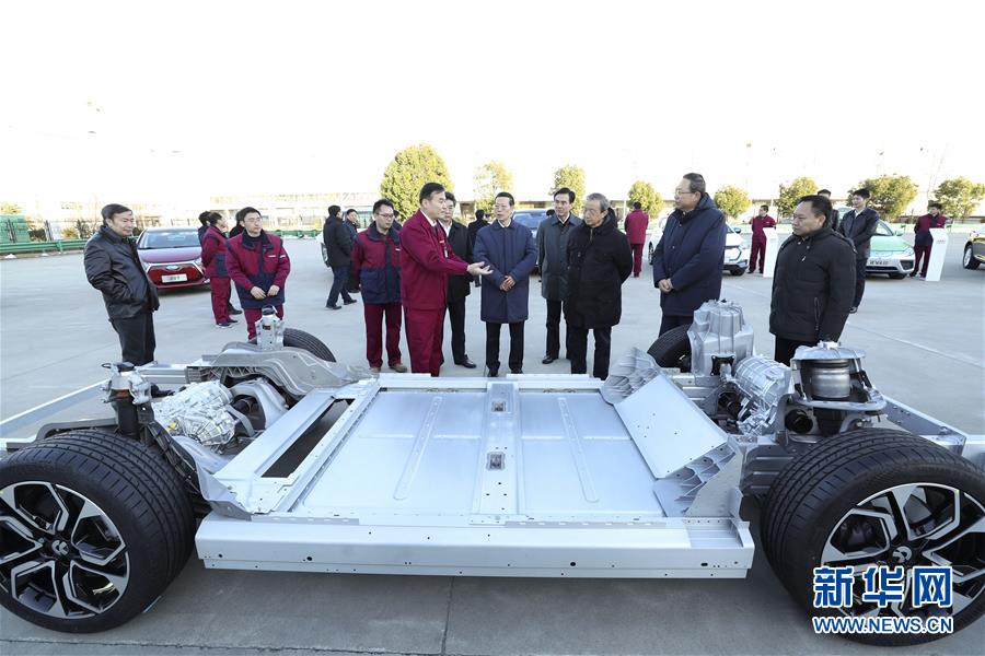 1月9日至10日，國(guó)務(wù)院副總理張高麗在安徽調(diào)研推動(dòng)長(zhǎng)江經(jīng)濟(jì)帶發(fā)展工作。這是1月9日，張高麗在江淮汽車股份有限公司了解企業(yè)生產(chǎn)經(jīng)營(yíng)和參與國(guó)際產(chǎn)能合作情況。新華社記者 龐興雷 攝
