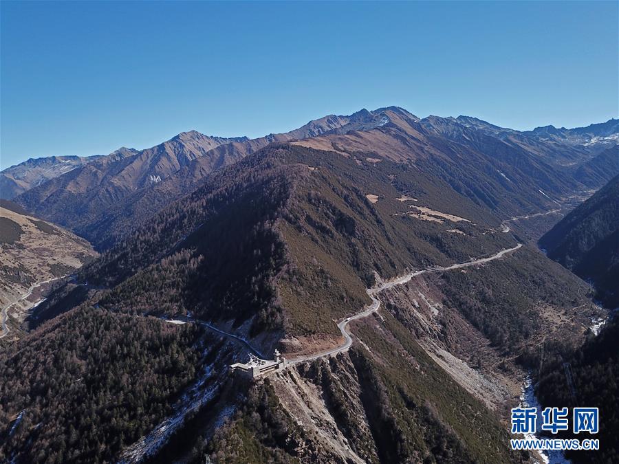 （圖文互動·新華全媒頭條）（1）讓農(nóng)民致富奔小康的道路越走越寬廣——黨的十八大以來以習(xí)近平同志為核心的黨中央關(guān)心農(nóng)村公路發(fā)展紀(jì)實(shí)