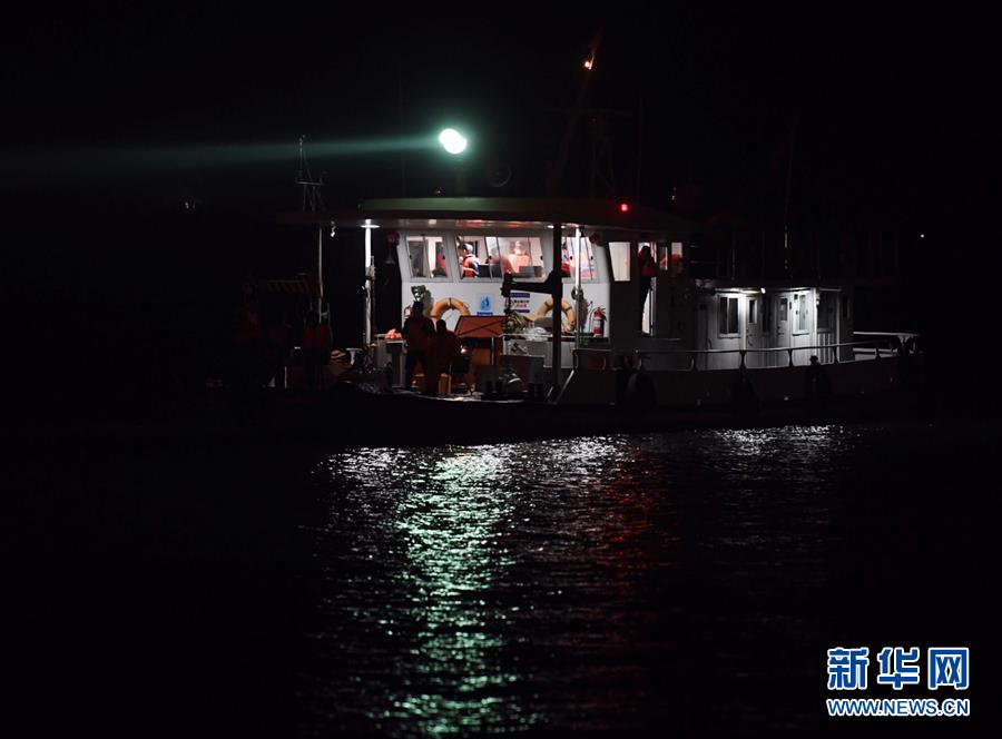 （重慶公交車墜江事故·圖文互動）（2）夜幕降臨，重慶萬州公交客車墜江事故救援工作仍在進行中