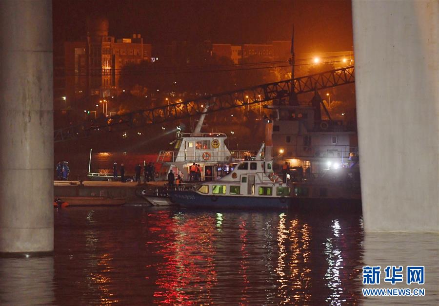 （重慶公交車墜江事故·圖文互動）（3）夜幕降臨，重慶萬州公交客車墜江事故救援工作仍在進行中