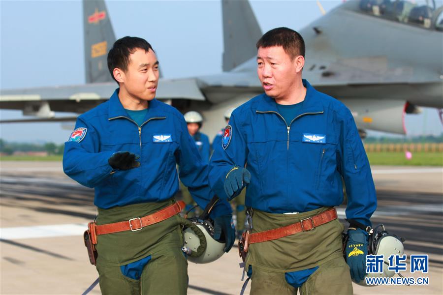 （新華全媒頭條·圖文互動(dòng)）（3）戰(zhàn)鷹，為祖國(guó)奮飛——記空軍航空兵某旅旅長(zhǎng)、特級(jí)飛行員郝井文