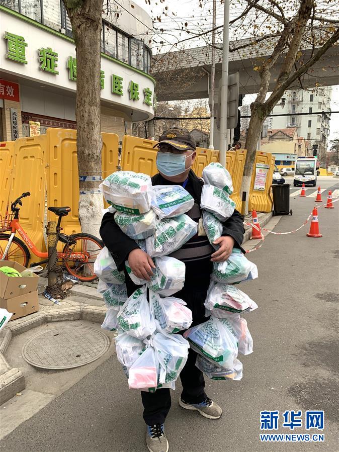 （新華全媒頭條·圖文互動(dòng)）（1）守望相助，堅(jiān)忍不拔——致敬武漢戰(zhàn)“疫”中千千萬(wàn)萬(wàn)個(gè)平凡英雄