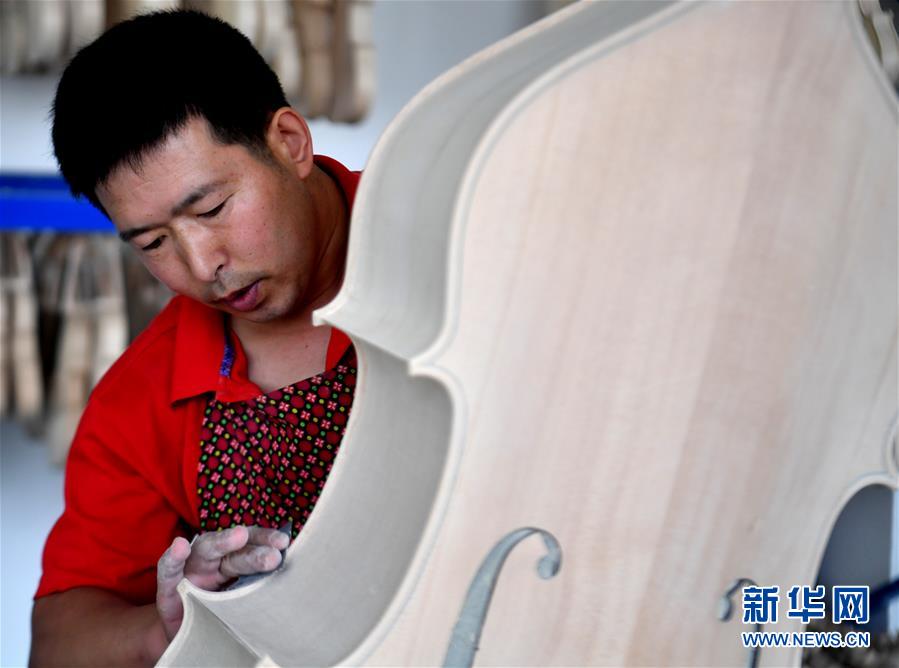 （走向我們的小康生活·圖文互動(dòng)）（4）放下鋤頭，卻撥動(dòng)命運(yùn)的琴弦