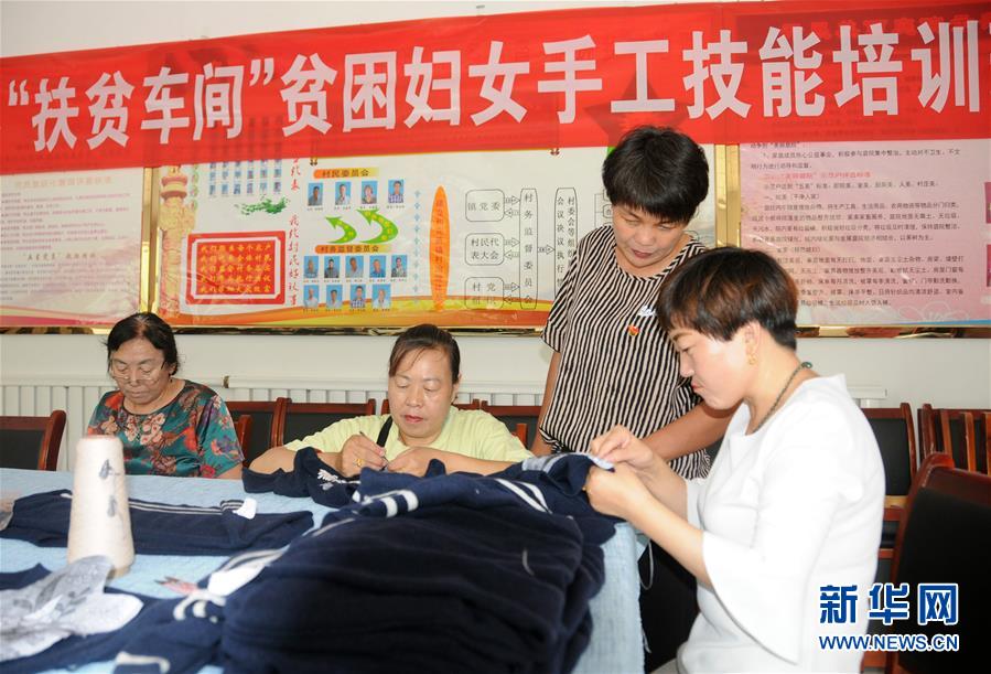（決戰(zhàn)決勝脫貧攻堅(jiān)·圖文互動(dòng)）（1）內(nèi)蒙古河套：一雙巧手、一副棒針、一團(tuán)毛線打造貧困戶“炕頭經(jīng)濟(jì)”