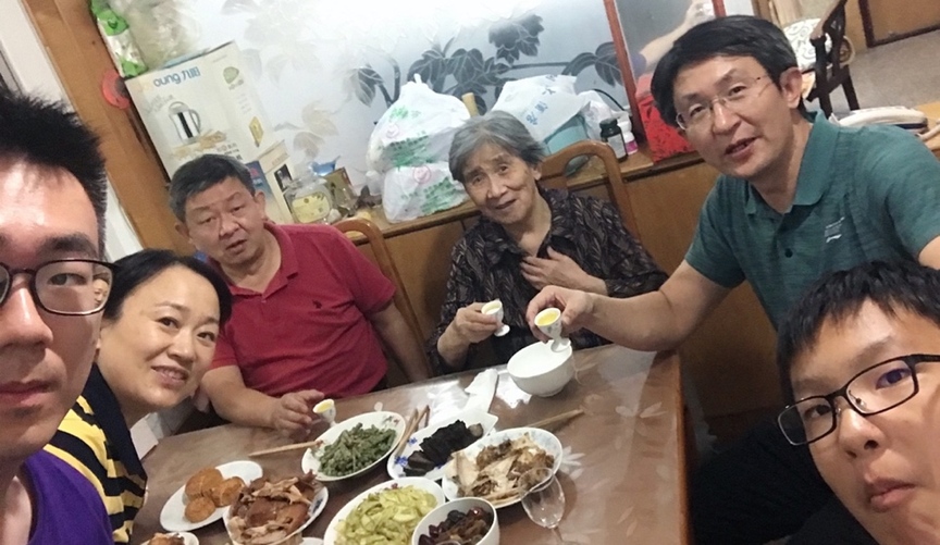 10月1日，留學(xué)生李天力（左一）在老家淄博的親戚家中與親人一起吃晚飯，共度中秋