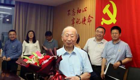 新黨員陳振新：“雖已耄耋，紅心向黨！”
