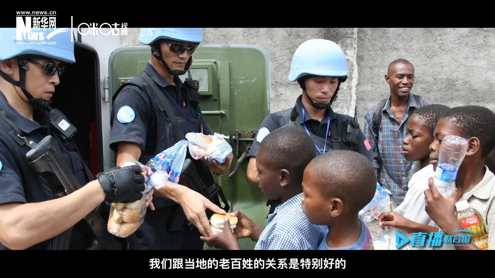 這群胸前印著五星紅旗的警察，在當?shù)孛癖娦睦镉兄恋榈榈姆萘?，也傳遞出許多的善意與感動。