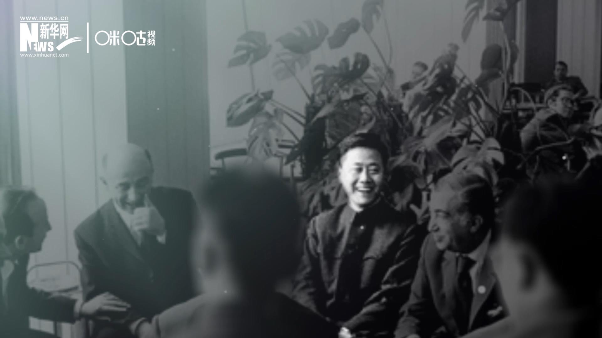 照片里的這個(gè)人是高梁，原新華社國(guó)際部記者。原本作為代表團(tuán)隨行記者的他接到通知，由他帶領(lǐng)一支先遣小組先行去紐約。