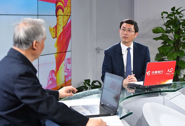 您再給我們梳理一下，黨章中有關“基本路線”的修改情況。