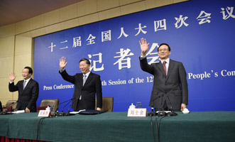 尚福林、劉士余和項(xiàng)俊波向記者揮手致意