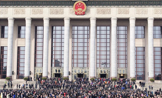 閉幕會(huì)后，代表走出人民大會(huì)堂