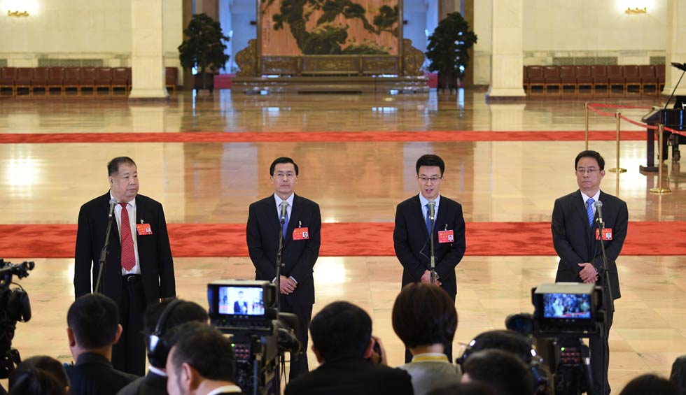 凌解放、王立平、徐川、黃一兵接受采訪