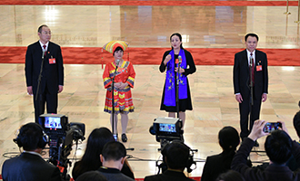 蔡松濤、杜麗群、楊小玲、賈立群代表接受采訪