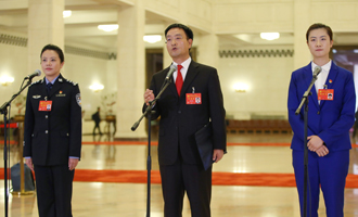 李貝、裴春亮、丁寧代表接受采訪