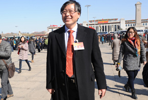 全國政協(xié)委員楊元慶步入會(huì)場