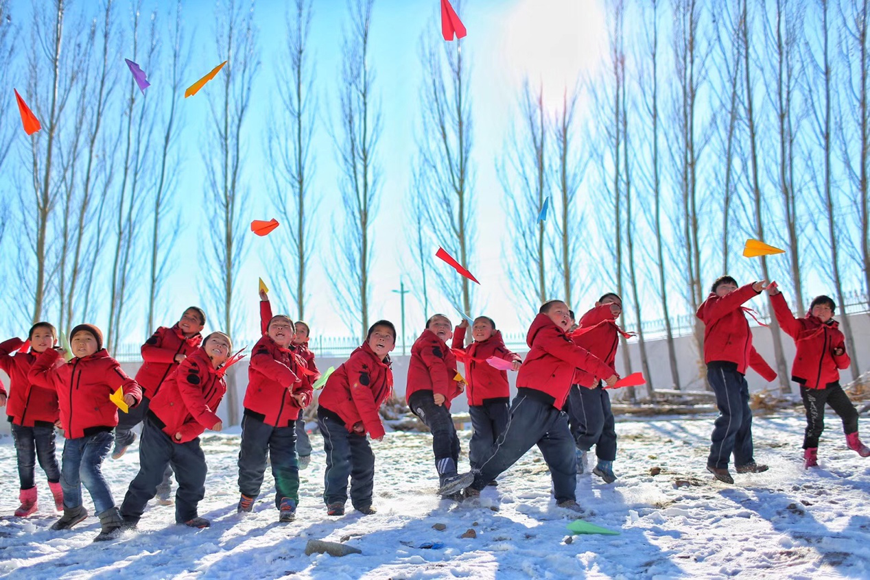 2017年11月15日， “多一克溫暖”公益行動(dòng)走進(jìn)北疆地區(qū)，實(shí)現(xiàn)了從物質(zhì)捐贈(zèng)到“物質(zhì)+精神”溫暖的升級(jí)。 “體操冠軍”楊威、好妹妹樂(lè)隊(duì)等傾情加盟，不僅為孩子們帶來(lái)加厚羽絨服和御寒物資，還準(zhǔn)備了溫暖的課堂。