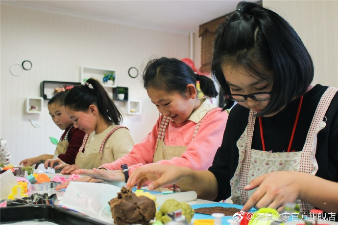 在北京，孩子們上了一節(jié)別開生面的廚藝課——手工DIY餅干。孩子們腦洞大開親自上手，從制作到出爐不僅留下了噴香的餅干，還留下了珍貴的回憶。親手做的餅干孩子們舍不得獨(dú)享，成為了回程路上最重要的“伴手禮”