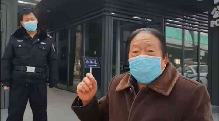 社區(qū)封閉，76歲的他為什么要出來