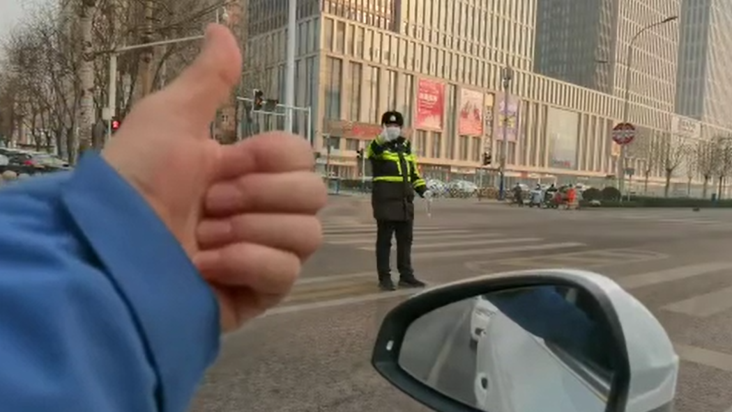 石家莊路人和交警的這個“暗號”，真暖！
