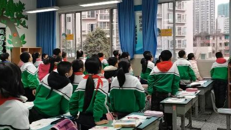 課上到一半，同學們卻把頭望向了外面！校長說：點贊！