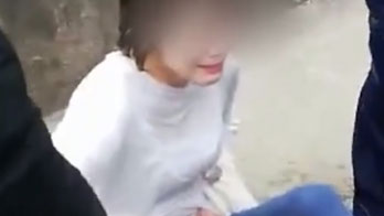 四川一女子墜河欲輕生，兩名消防員一躍而下