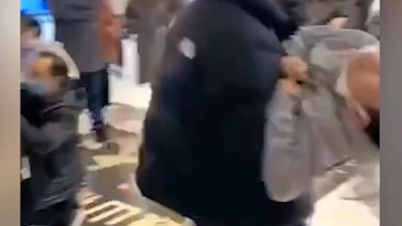 浙江一電影院發(fā)生事故多人送醫(yī)，現(xiàn)場家長懷抱兒童奔走