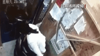 電梯內(nèi)突發(fā)自燃 電動車進樓怎么禁？ 發(fā)現(xiàn)電瓶車有起火苗頭應(yīng)立刻撤離