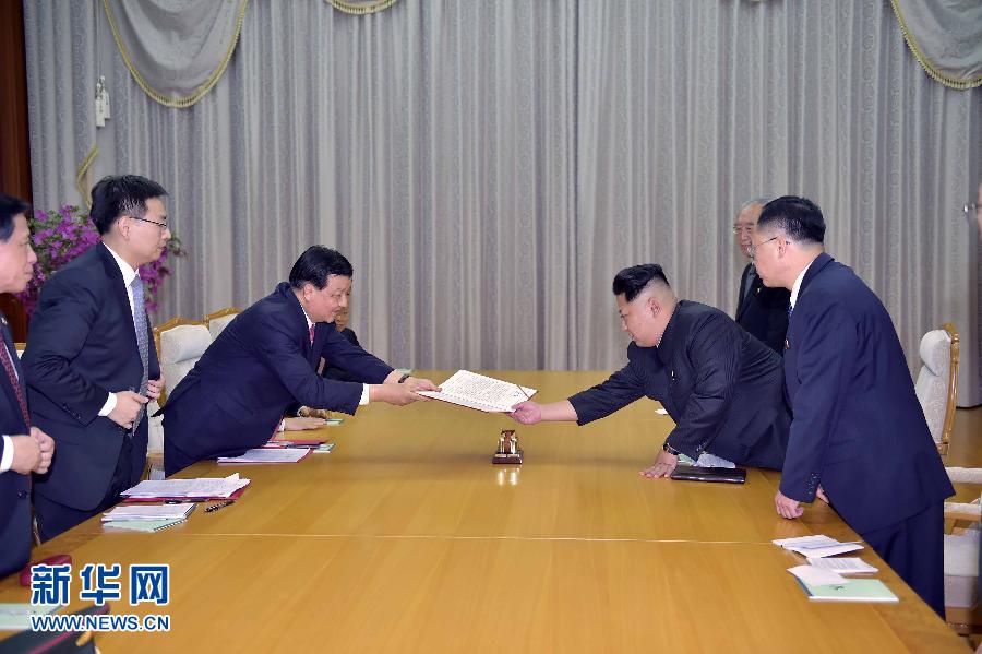10月9日，中共中央政治局常委、中央書記處書記劉云山在平壤百花園迎賓館會見朝鮮勞動黨第一書記金正恩。這是劉云山向金正恩轉(zhuǎn)交習(xí)近平總書記的親署函。新華社記者 李濤 攝