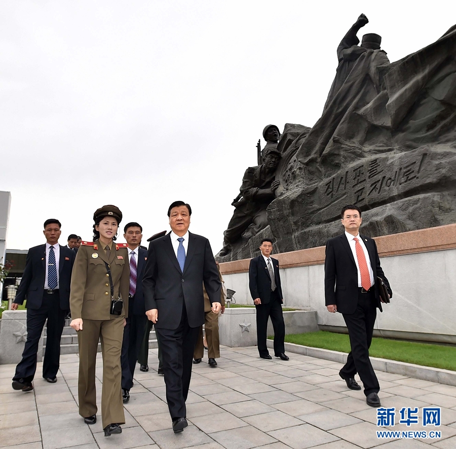 10月10日，正在朝鮮訪問的中共中央政治局常委、中央書記處書記劉云山在平壤參觀朝鮮祖國(guó)解放戰(zhàn)爭(zhēng)勝利紀(jì)念館。 新華社記者 李濤 攝