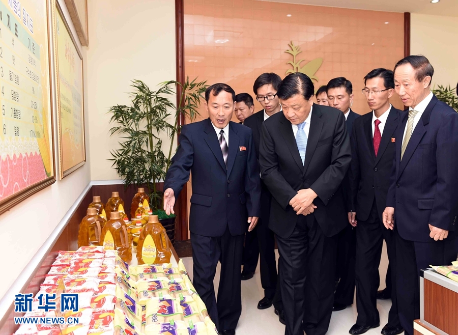 10月11日，中共中央政治局常委、中央書記處書記劉云山參觀考察平壤玉米加工廠。 新華社記者 饒愛民 攝