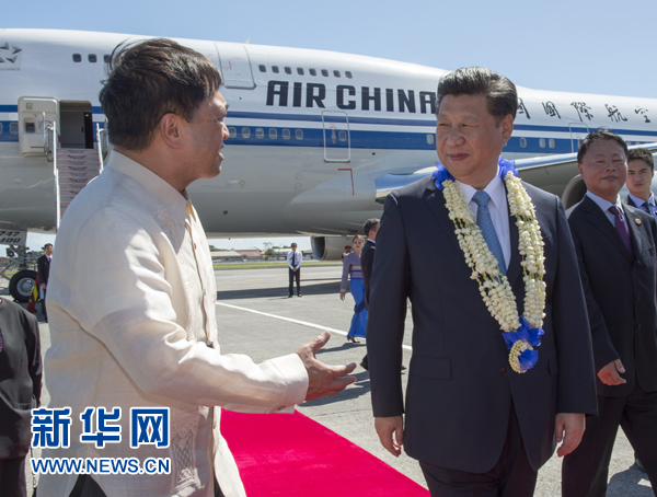 11月17日，國(guó)家主席習(xí)近平抵達(dá)菲律賓首都馬尼拉尼諾·阿基諾國(guó)際機(jī)場(chǎng)，出席即將舉行的亞太經(jīng)合組織第二十三次領(lǐng)導(dǎo)人非正式會(huì)議。菲律賓高級(jí)官員到機(jī)場(chǎng)迎接習(xí)近平主席。新華社記者李學(xué)仁攝