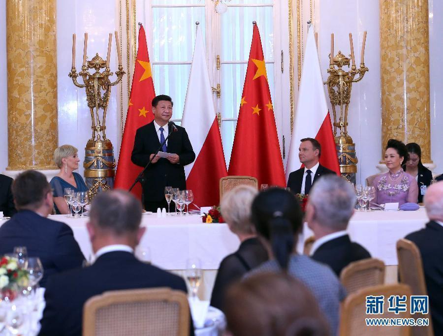6月20日，國家主席習近平出席波蘭總統(tǒng)杜達在華沙王宮舉行的盛大歡迎晚宴。 新華社記者 劉衛(wèi)兵 攝