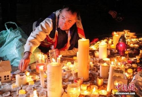 3月23日晚，倫敦民眾在市中心的特拉法加廣場舉行燭光集會，悼念此前一天發(fā)生在英國議會大廈附近的恐怖襲擊事件遇難者。 <a target='_blank' ><p  align=