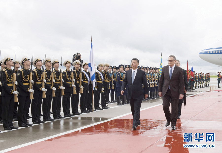 7月3日，國家主席習近平乘專機抵達莫斯科，開始對俄羅斯聯(lián)邦進行國事訪問。這是習近平出席機場歡迎儀式。 新華社記者 李學仁 攝