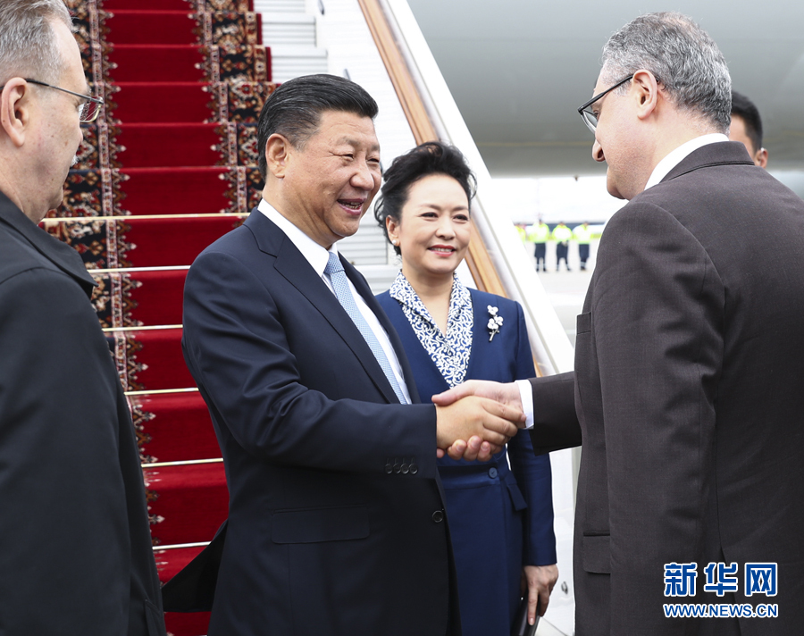 7月3日，國家主席習近平乘專機抵達莫斯科，開始對俄羅斯聯(lián)邦進行國事訪問。這是習近平和夫人彭麗媛受到俄羅斯政府高級官員熱情迎接。新華社記者 謝環(huán)馳 攝 