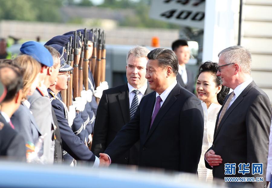 7月4日，國(guó)家主席習(xí)近平乘專機(jī)抵達(dá)柏林，開始對(duì)德意志聯(lián)邦共和國(guó)進(jìn)行國(guó)事訪問。德國(guó)政府高級(jí)官員在舷梯旁迎接習(xí)近平和夫人彭麗媛。新華社記者 姚大偉 攝