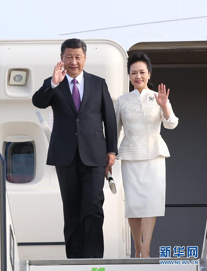 7月4日，國(guó)家主席習(xí)近平乘專機(jī)抵達(dá)柏林，開始對(duì)德意志聯(lián)邦共和國(guó)進(jìn)行國(guó)事訪問。這是習(xí)近平和夫人彭麗媛步出艙門。 新華社記者 姚大偉 攝