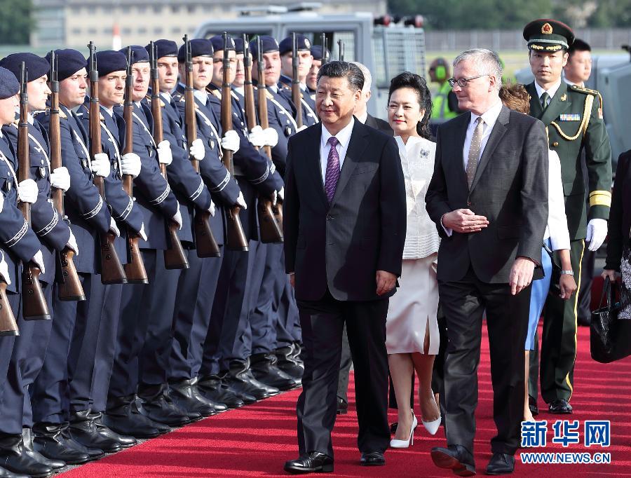 7月4日，國(guó)家主席習(xí)近平乘專機(jī)抵達(dá)柏林，開始對(duì)德意志聯(lián)邦共和國(guó)進(jìn)行國(guó)事訪問。德國(guó)政府高級(jí)官員在舷梯旁迎接習(xí)近平和夫人彭麗媛。新華社記者 王曄 攝