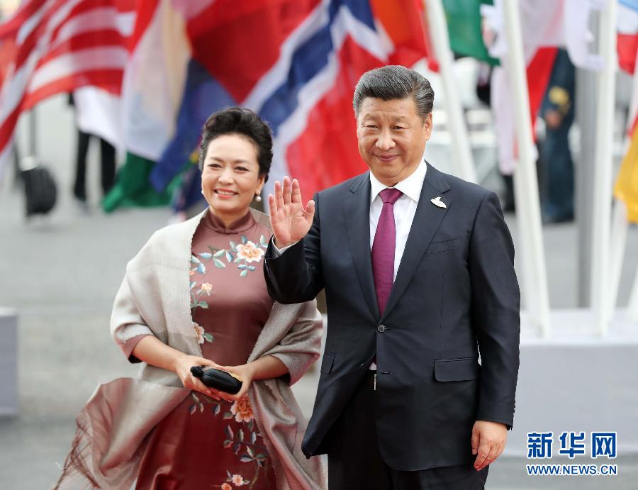 7月7日，二十國集團(tuán)領(lǐng)導(dǎo)人第十二次峰會在德國漢堡舉行。國家主席習(xí)近平出席并發(fā)表題為《堅(jiān)持開放包容　推動聯(lián)動增長》的重要講話。這是習(xí)近平和夫人彭麗媛出席漢堡峰會舉行的音樂會。新華社記者 劉衛(wèi)兵 攝 